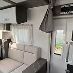 אתר קמפינג Komfortowy Kamper Na 4 Osoby Benimar Tessoro 463