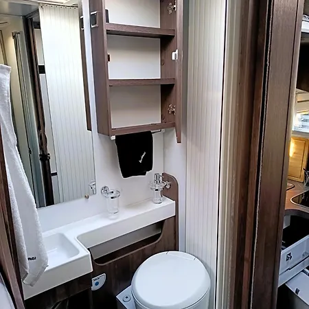 Kamp alanı Komfortowy Kamper Na 4 Osoby Benimar Tessoro 463 Laziska (Boleslawiec)